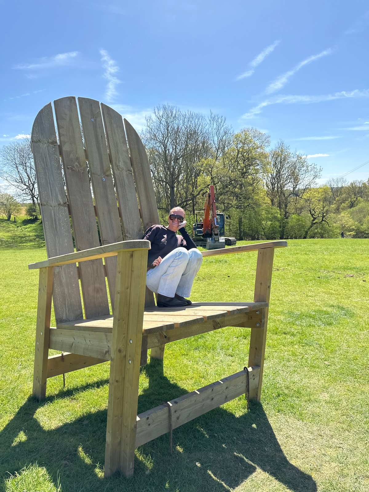 Sunday afternoon leisure activities observed in Sevenoaks park area