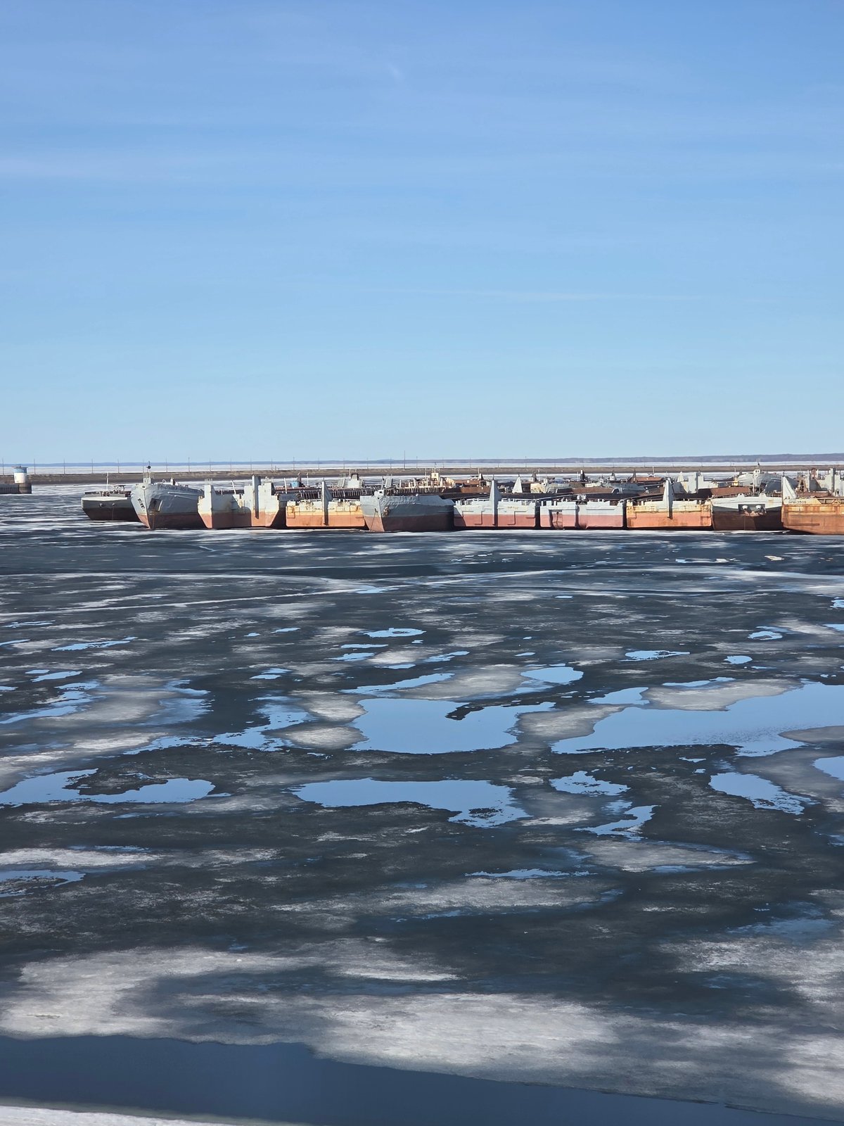 Kama River shows partial ice breakup in Chaikovsky