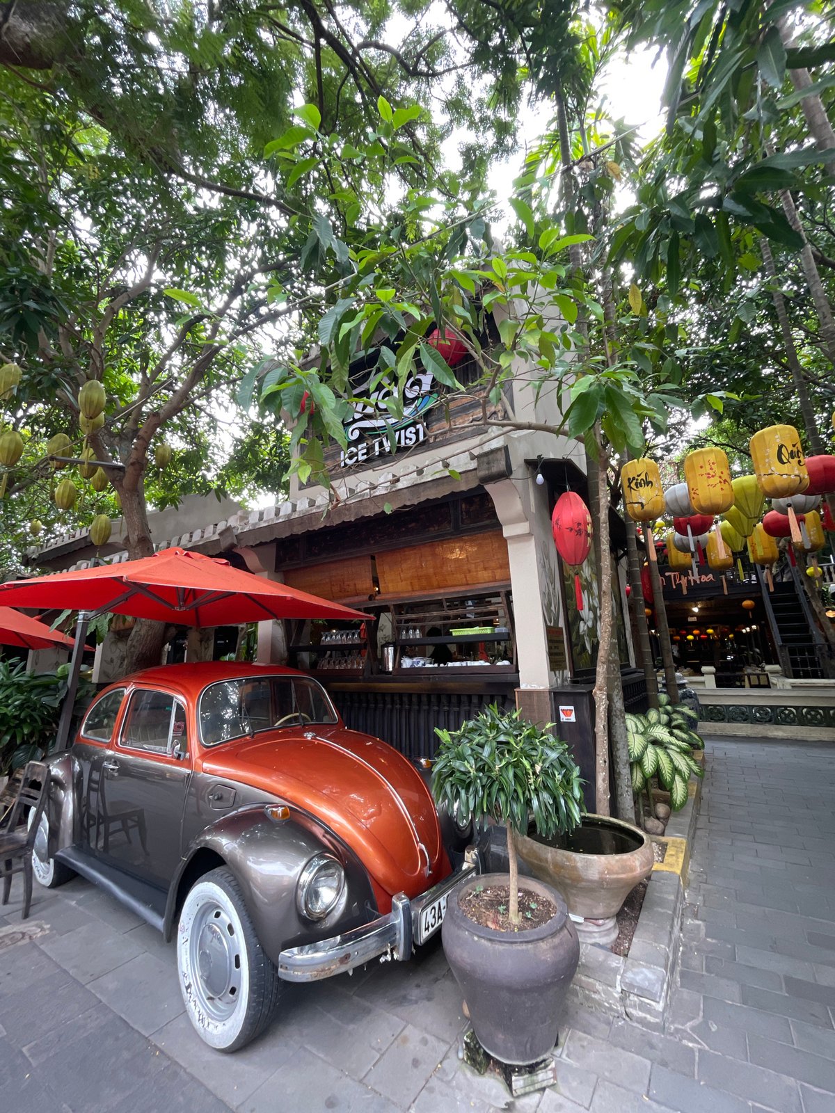 Street scenes near a Da Nang café strip, lanterns and construction included