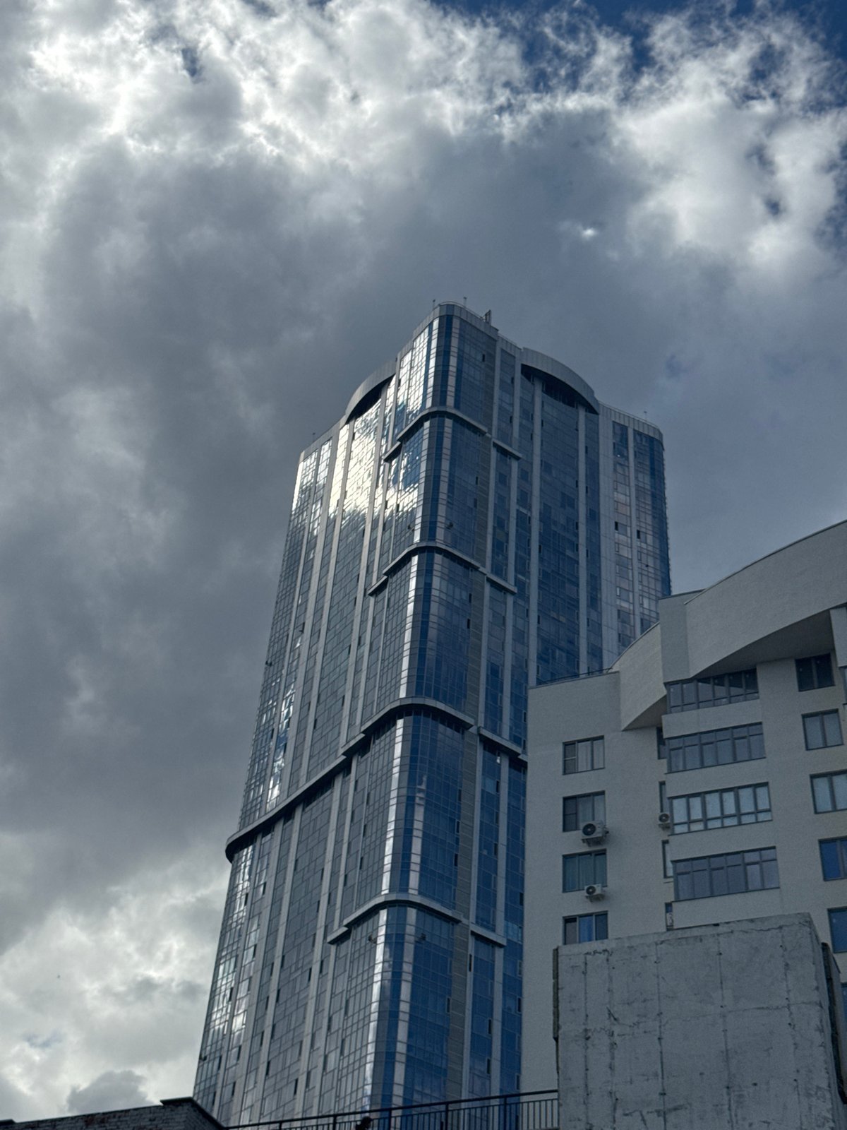 Saratov embankment: riverside bike stop and glass tower