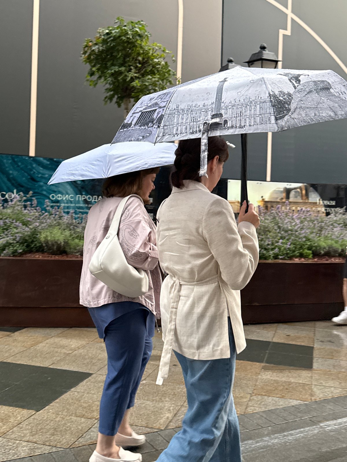 Rainy afternoon foot traffic on a Moscow pedestrian walkway