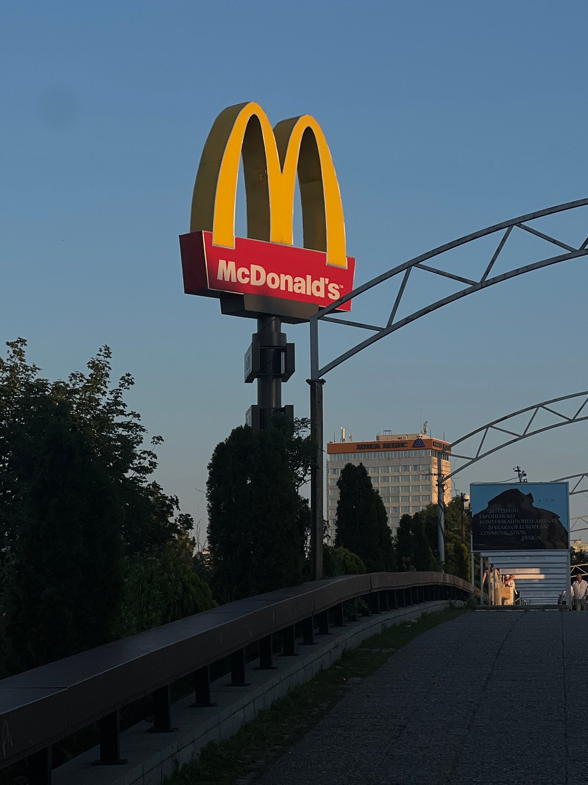 Evening urban life documented across city during 38-minute span