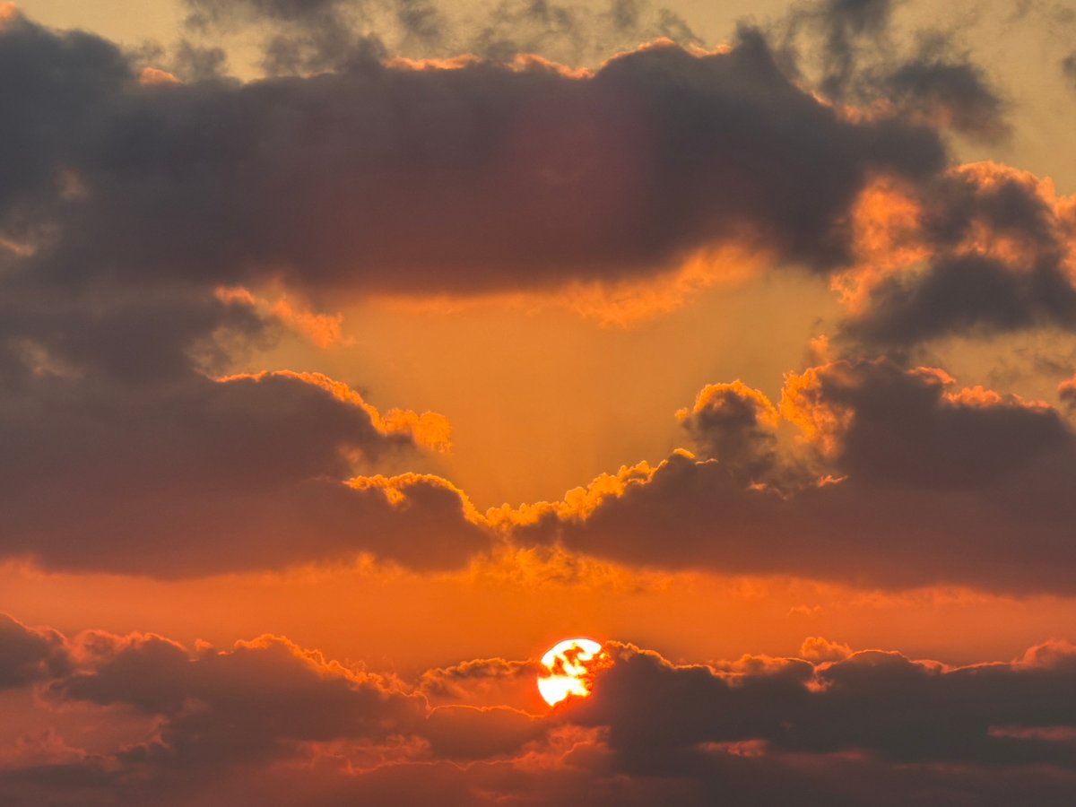 Dramatic Mediterranean sunset documented across Tel Aviv beaches
