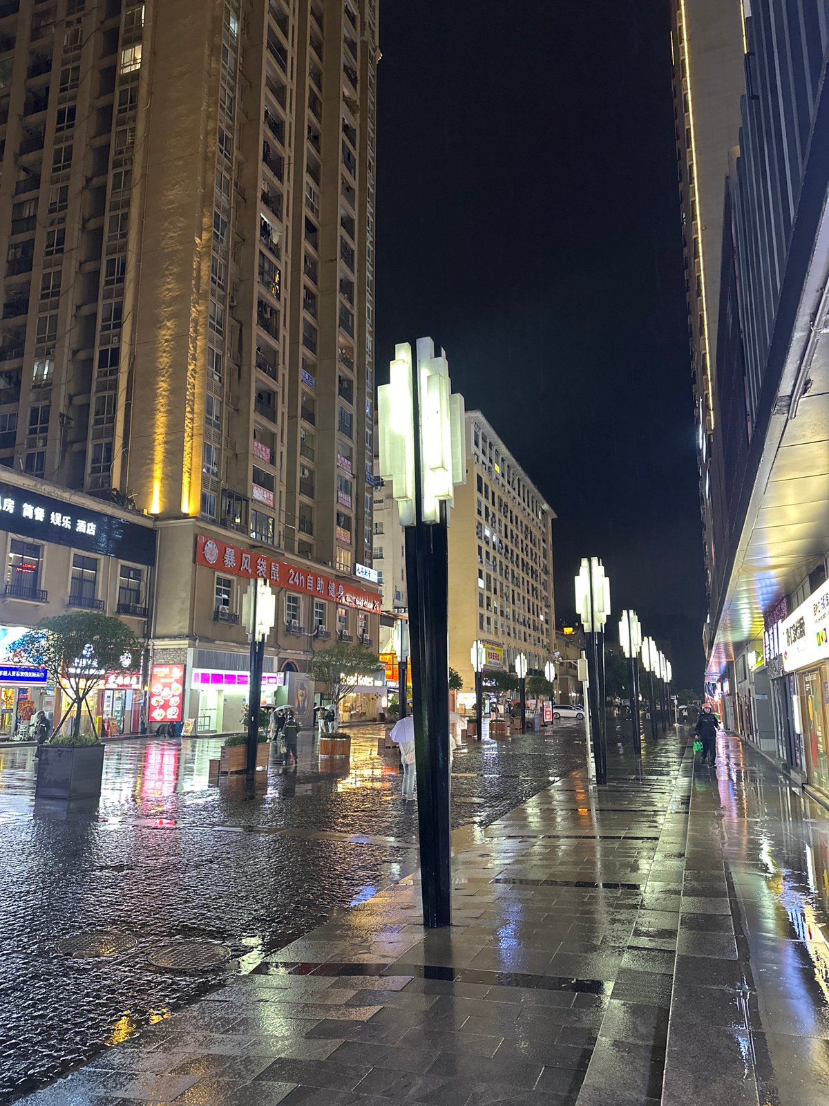 Rainy evening scenes documented in Chongqing High-tech Zone