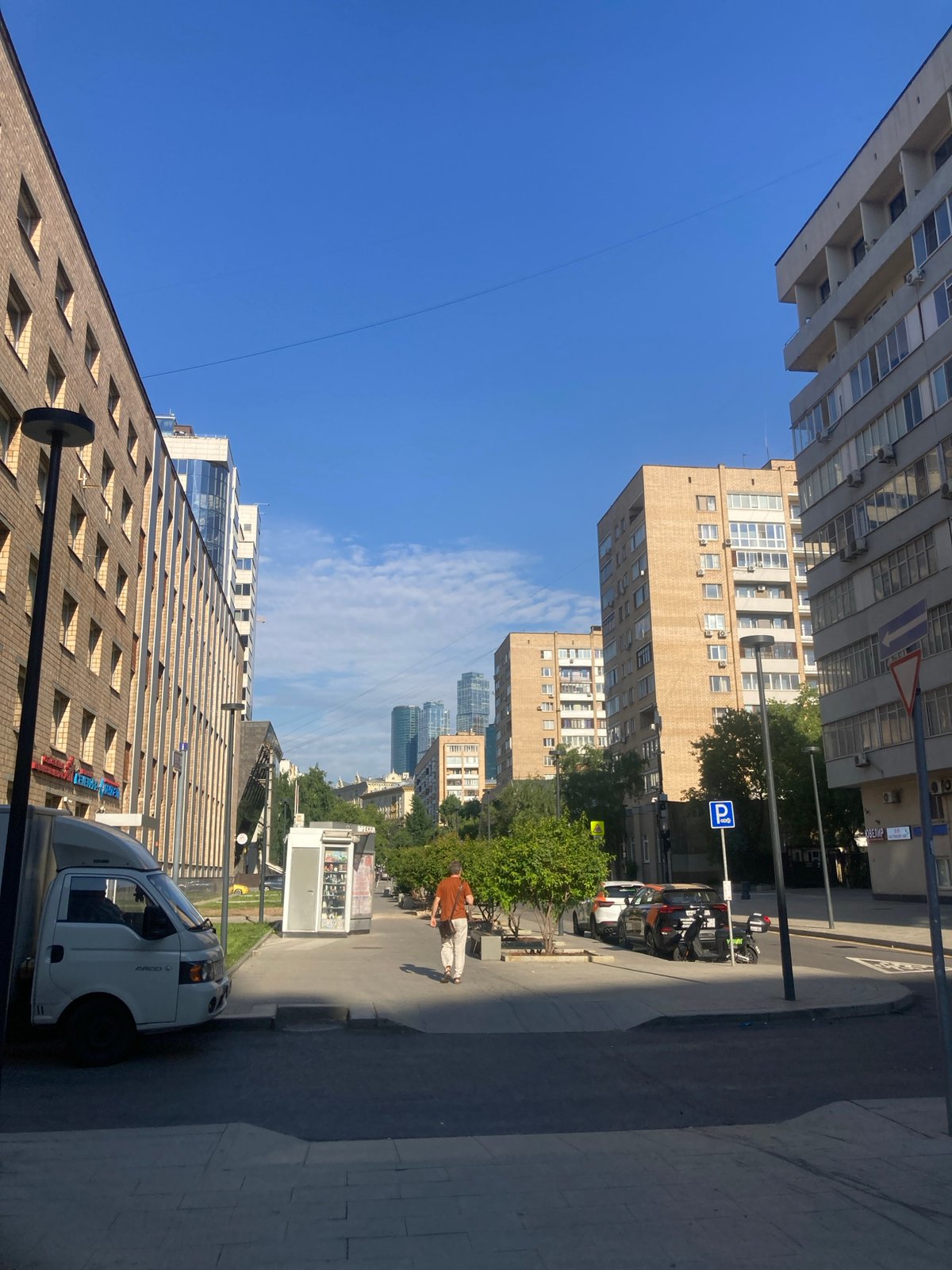 Moscow morning street scenes captured by single witness
