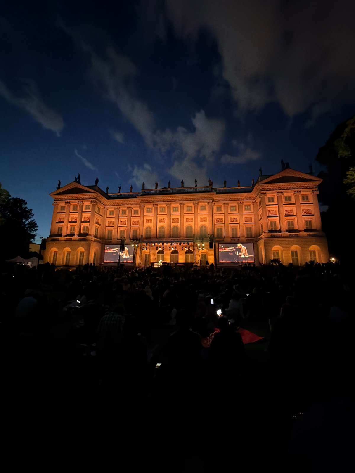 Outdoor piano concert draws crowd in central Milan