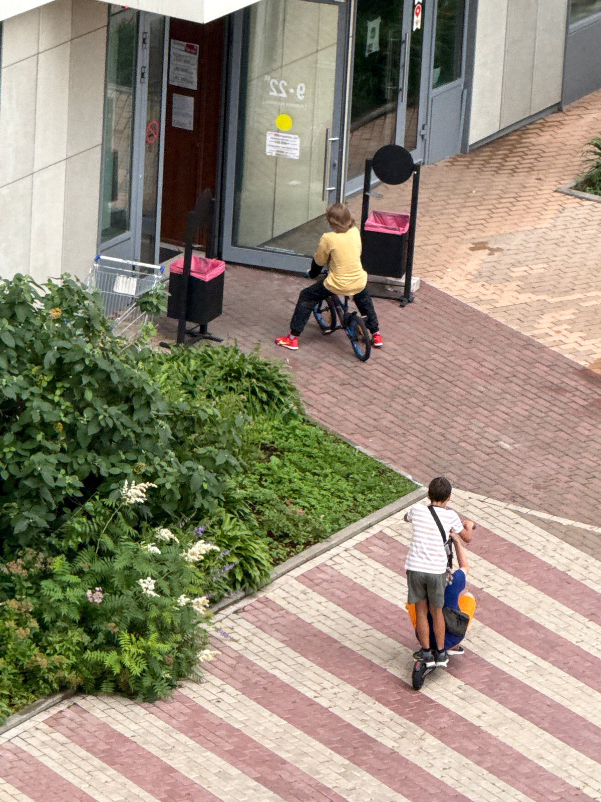 Midday foot traffic around a Moscow neighborhood clock tower