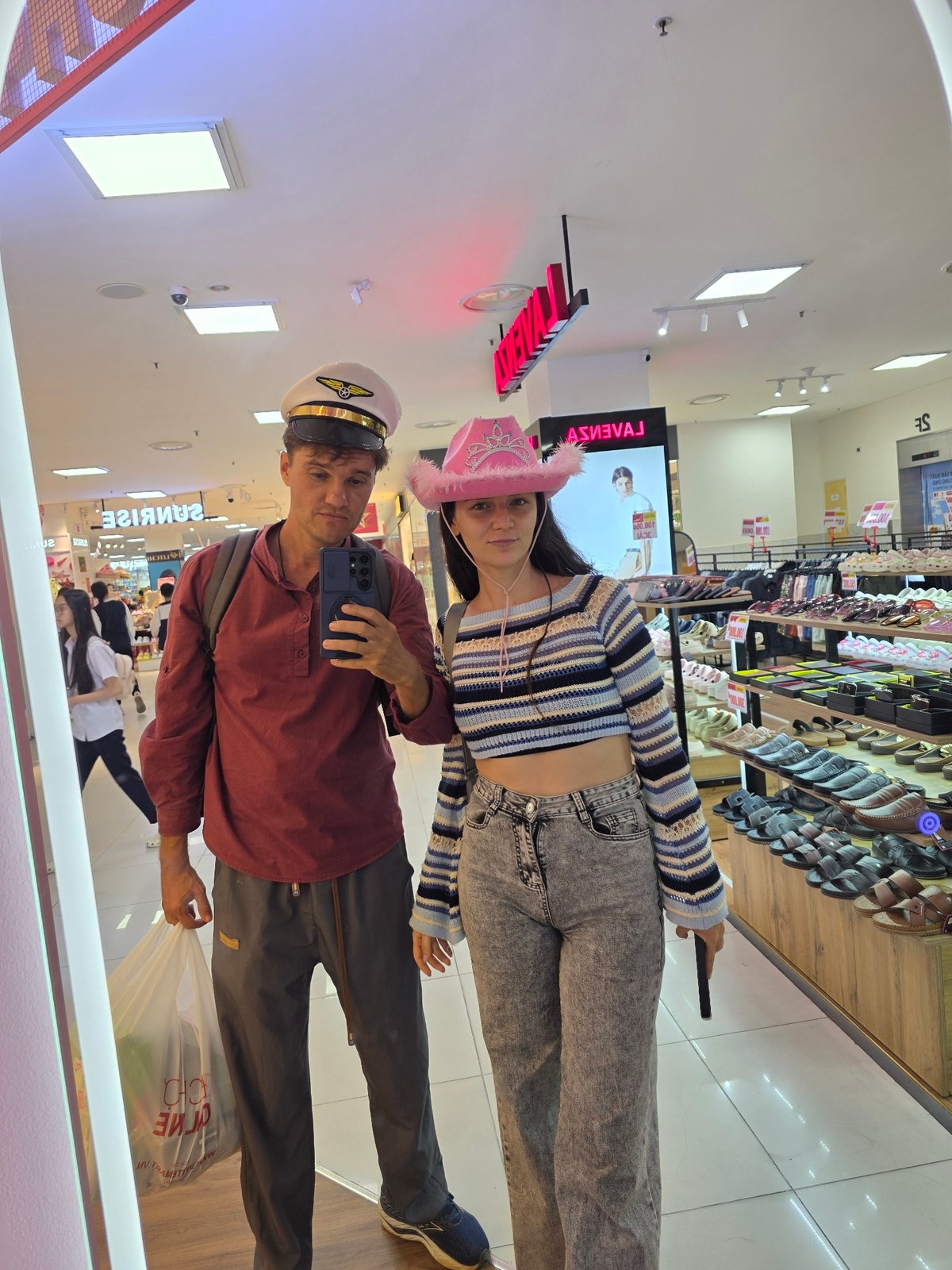 Visitors enjoy VR and photo activities at Vietnam entertainment venue