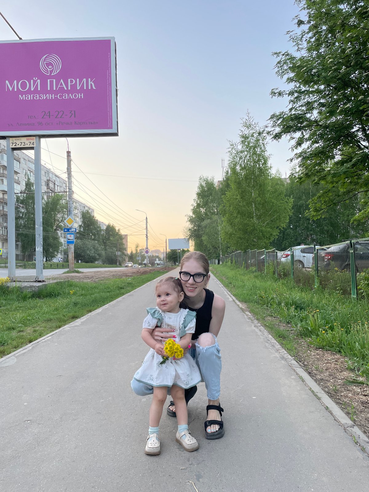 Family captures playful street moments during evening in Izhevsk