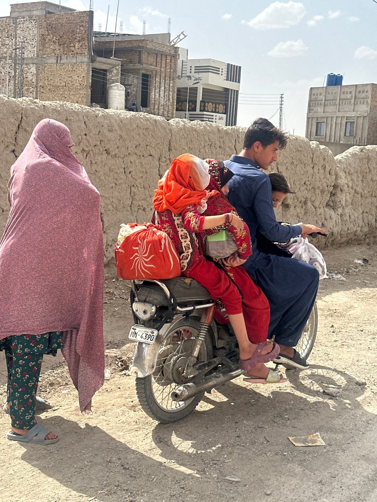 Family of three shares motorbike ride in Quetta