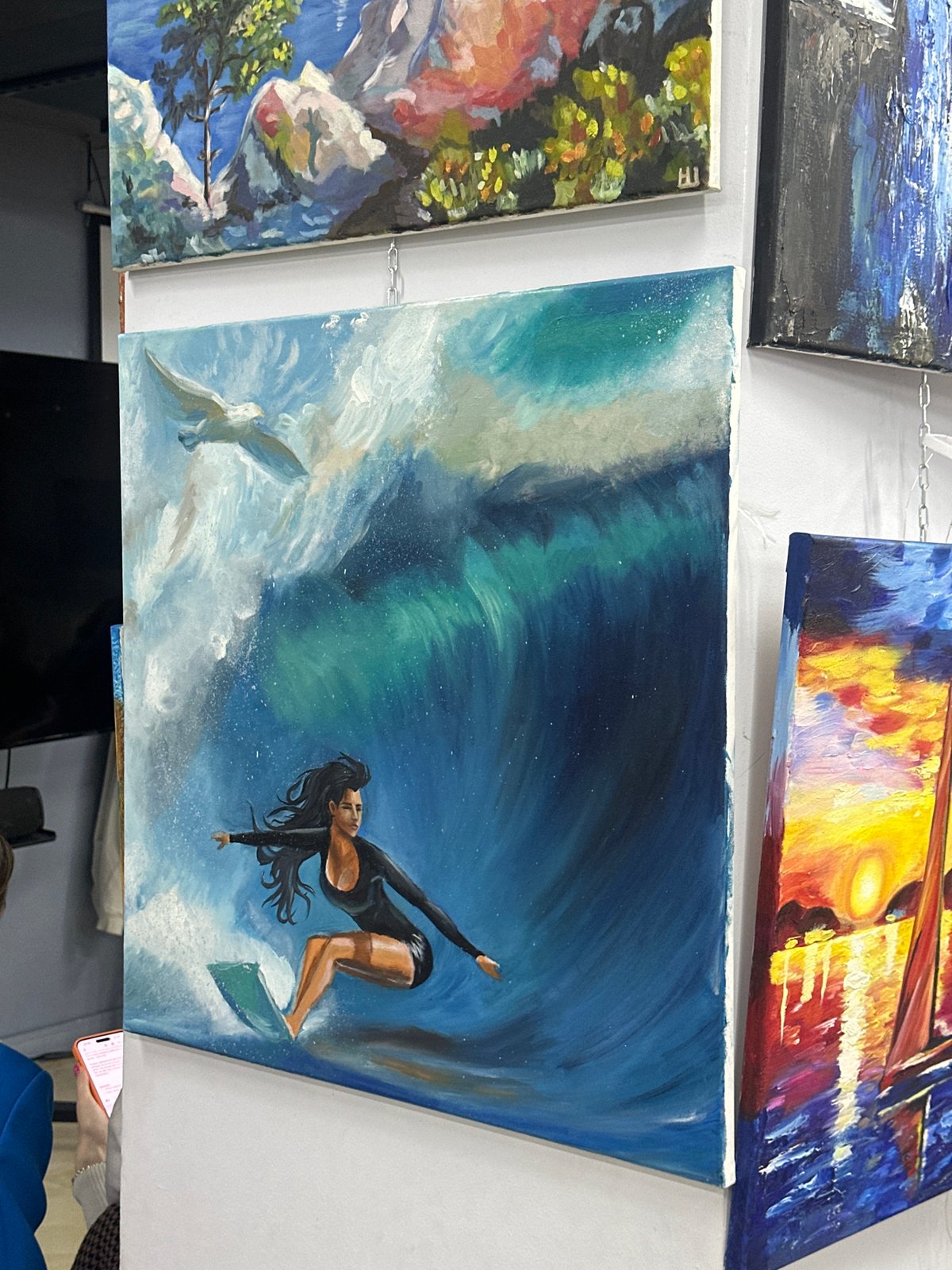 Art exhibition and lecture event draws student audience in Sochi