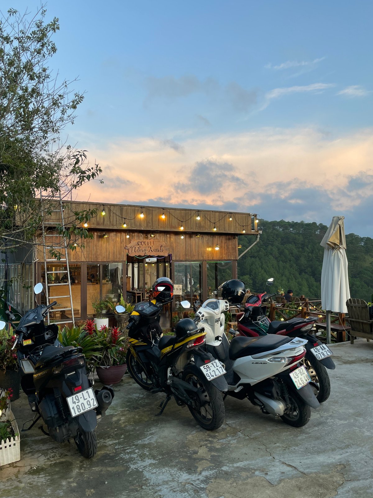 Tourist captures sunset mountain views during Đà Lạt Vietnam visit