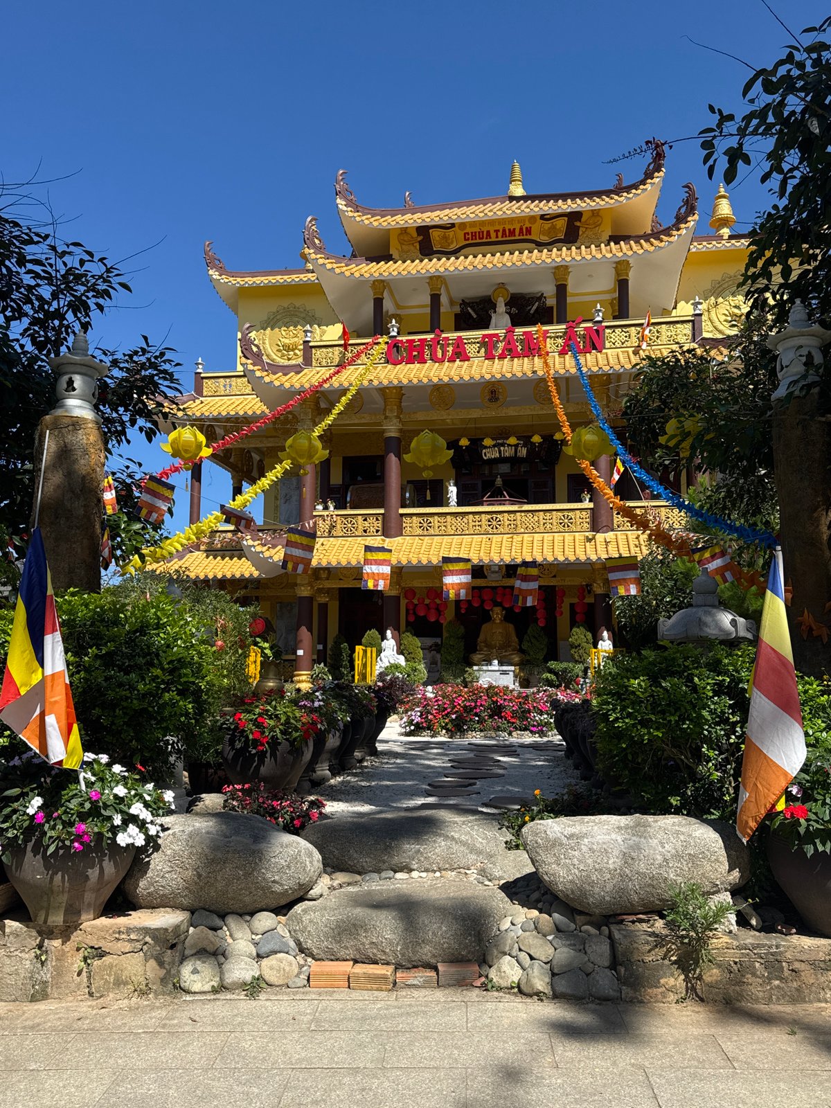 Temples, street life, and landmarks in Da Lat