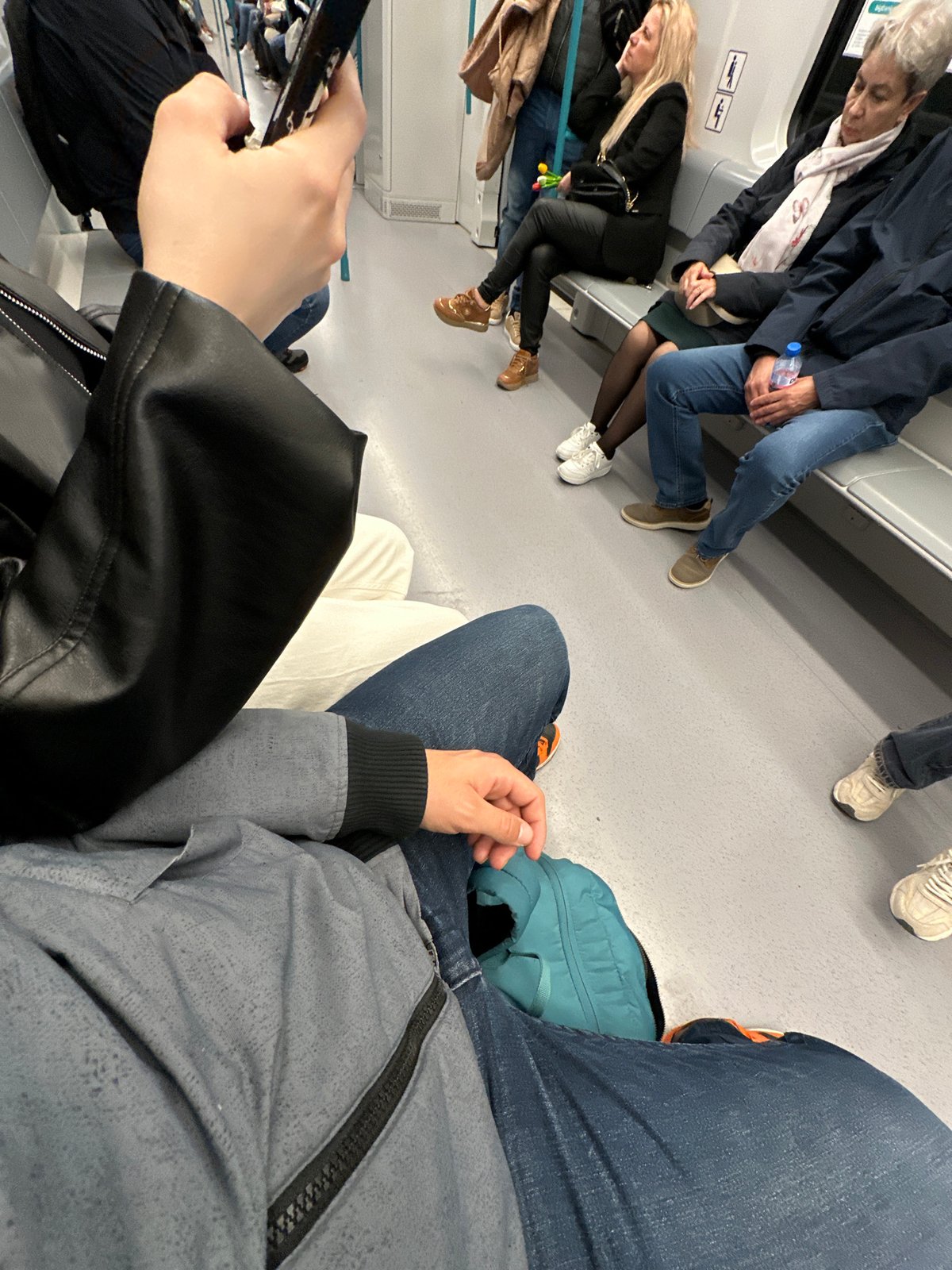 Passenger captures routine subway scene in Sofia