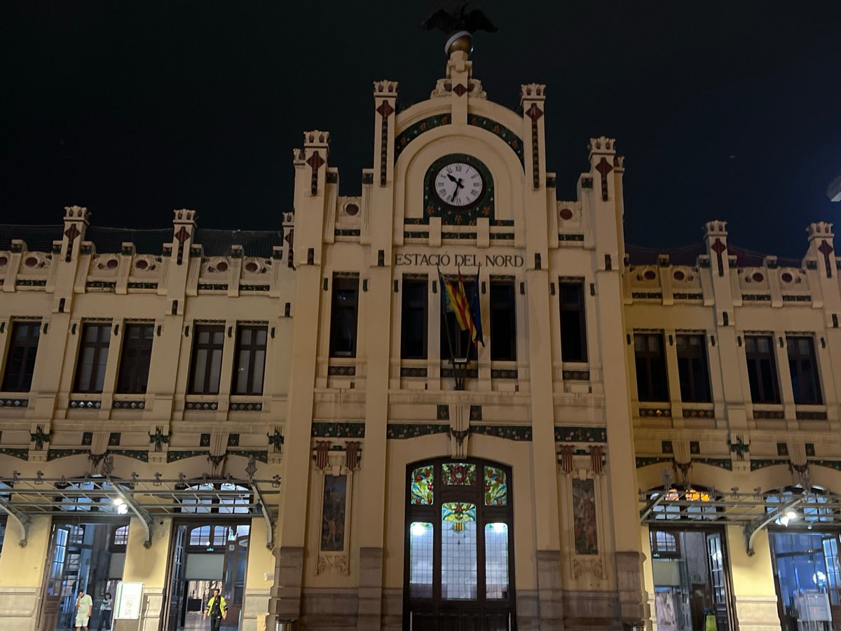 Evening architectural tour captured across València landmarks in three minutes