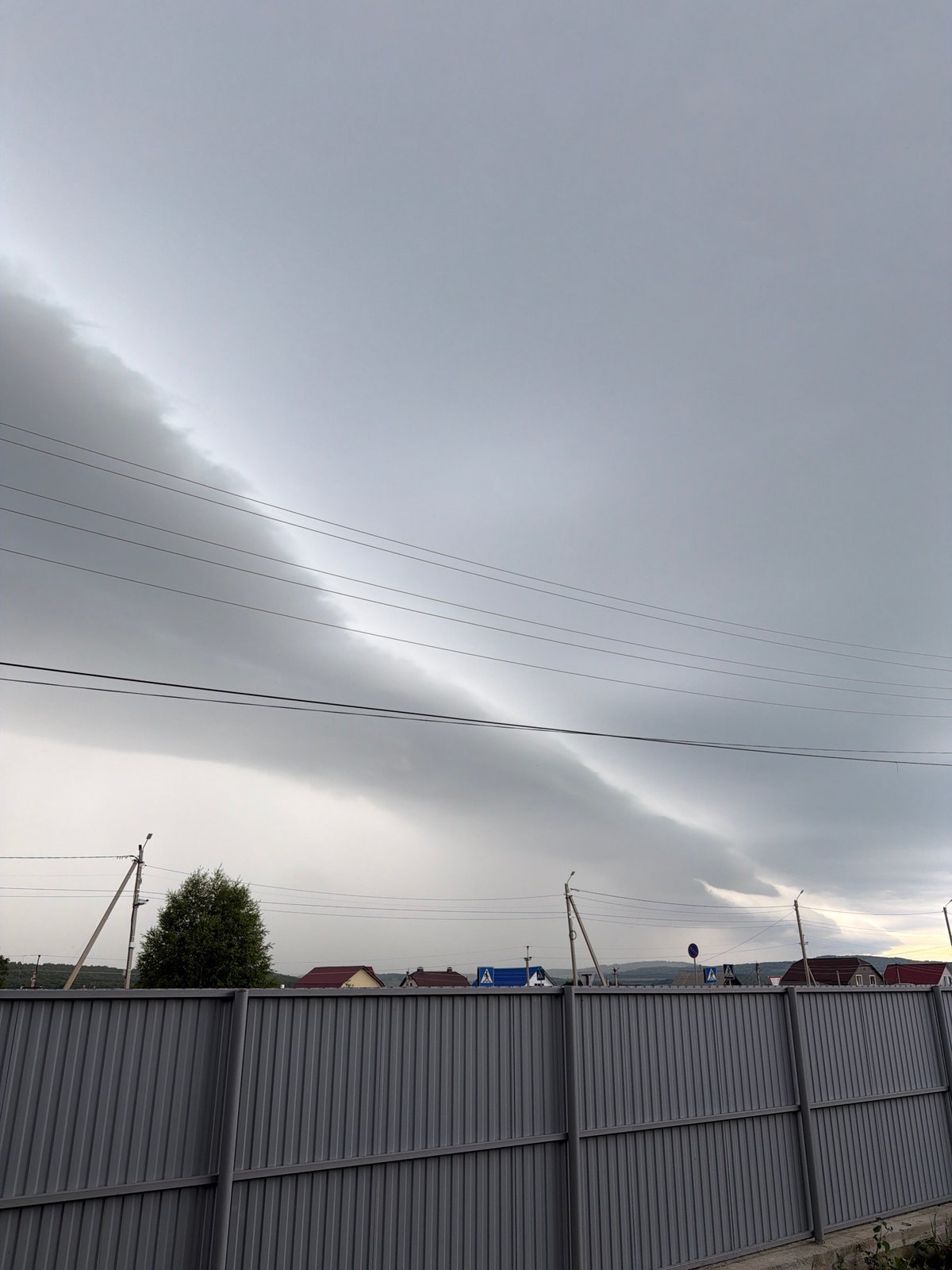 Shelf cloud moves over a quiet neighborhood as rain approaches