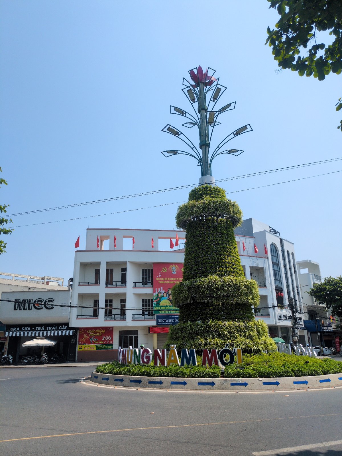Early morning street life documented in Tuy Hòa Vietnam