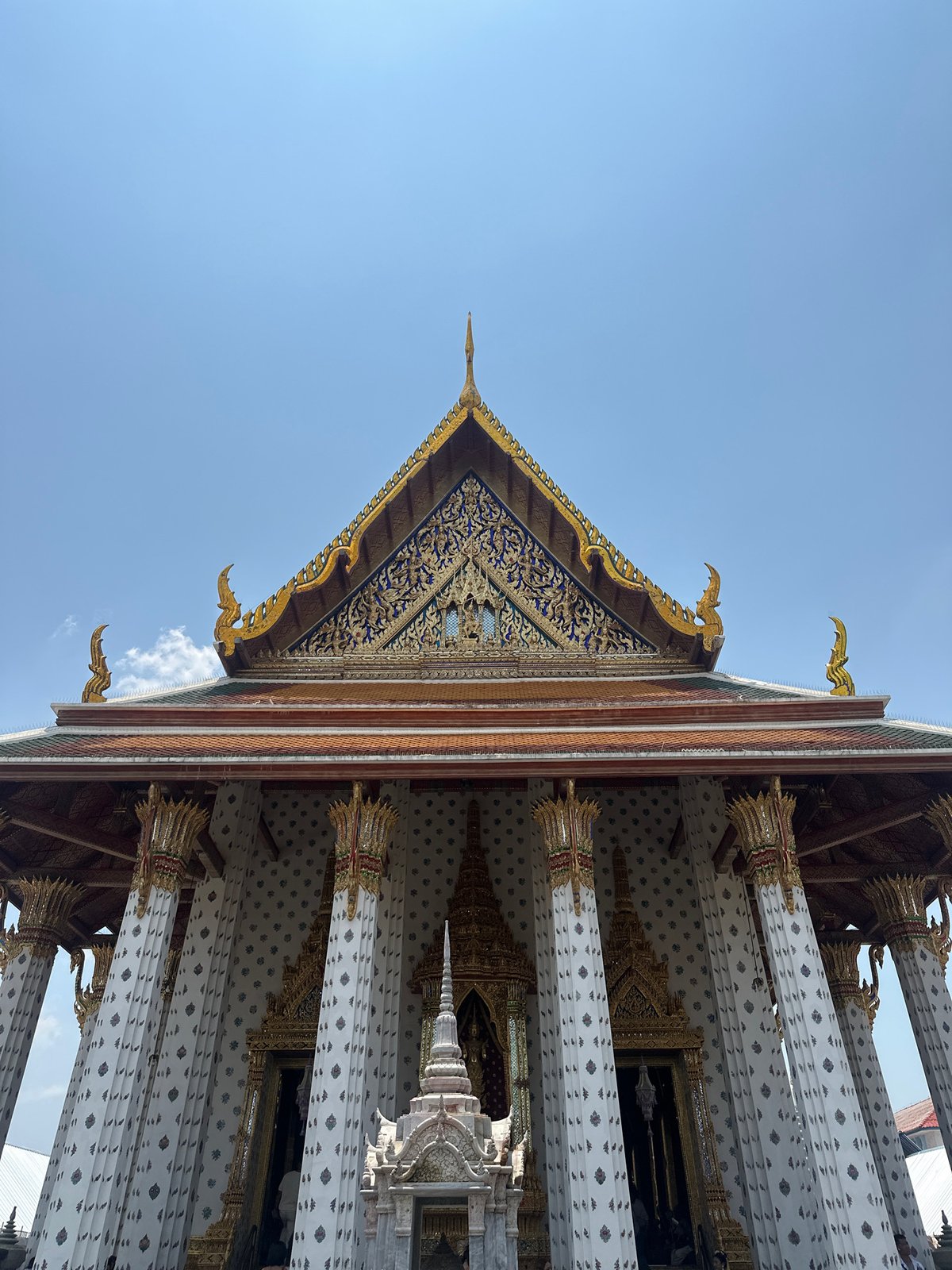 Early morning tourist activity at Bangkok's Temple of Dawn