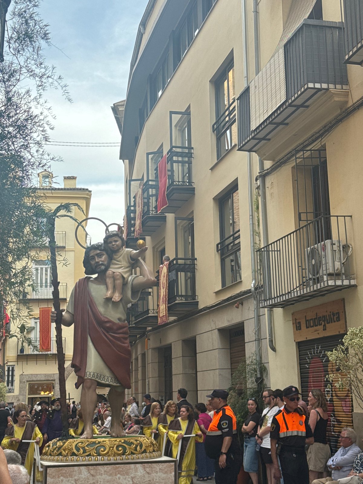 Religious procession with saints' statues winds through València Old Town