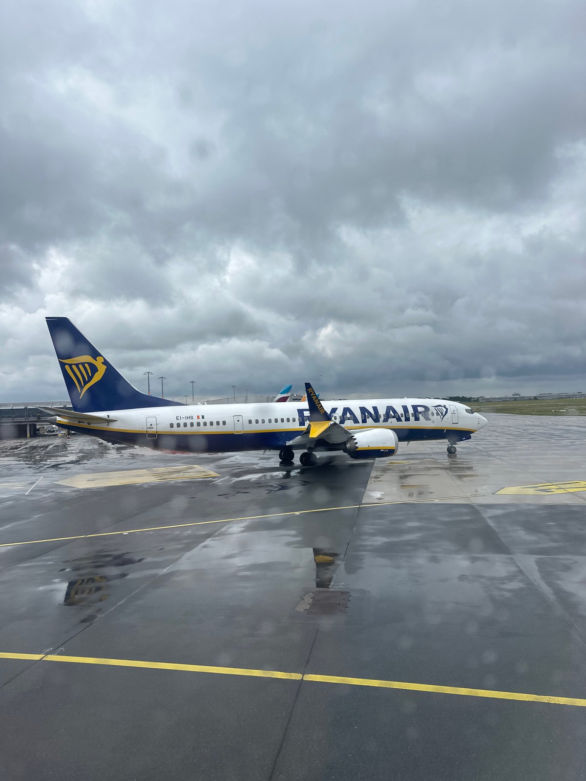 Rainy morning flight departure documented at Hamburg Airport