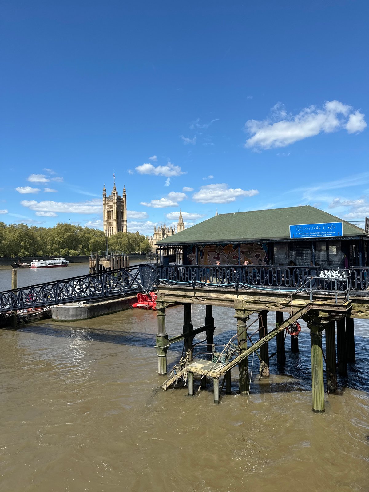Tourist documents London landmarks during 12-minute sightseeing walk