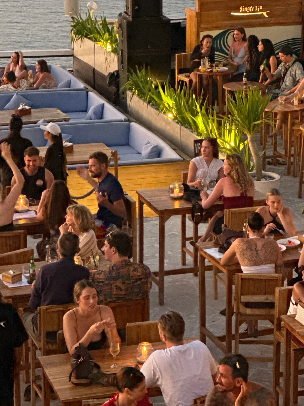 Busy oceanfront restaurant draws crowds in Kuta Selatan