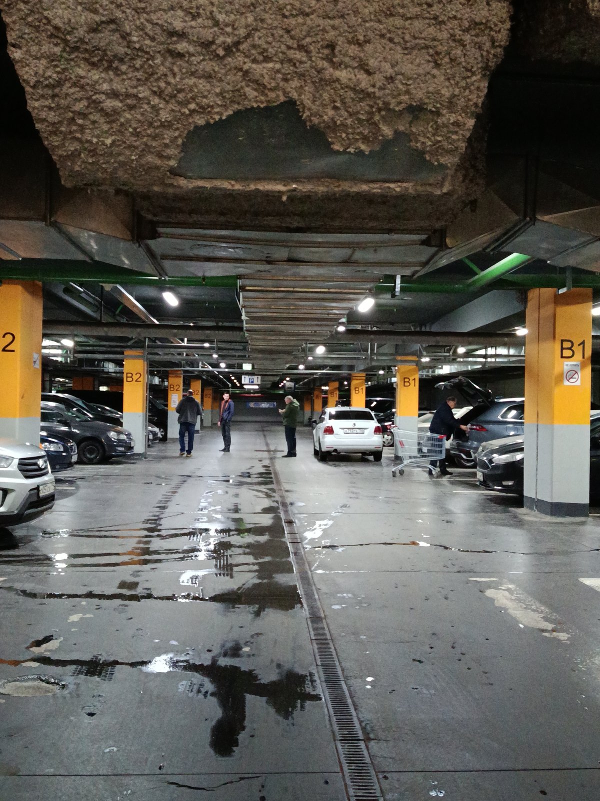Moscow witness documents flooded parking garage, escalator descent