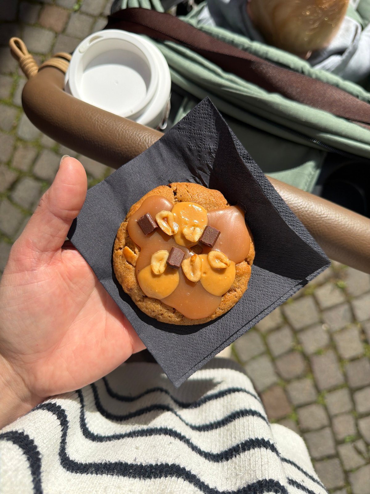 Outdoor snack time captured in Meisenheim's cobblestone streets