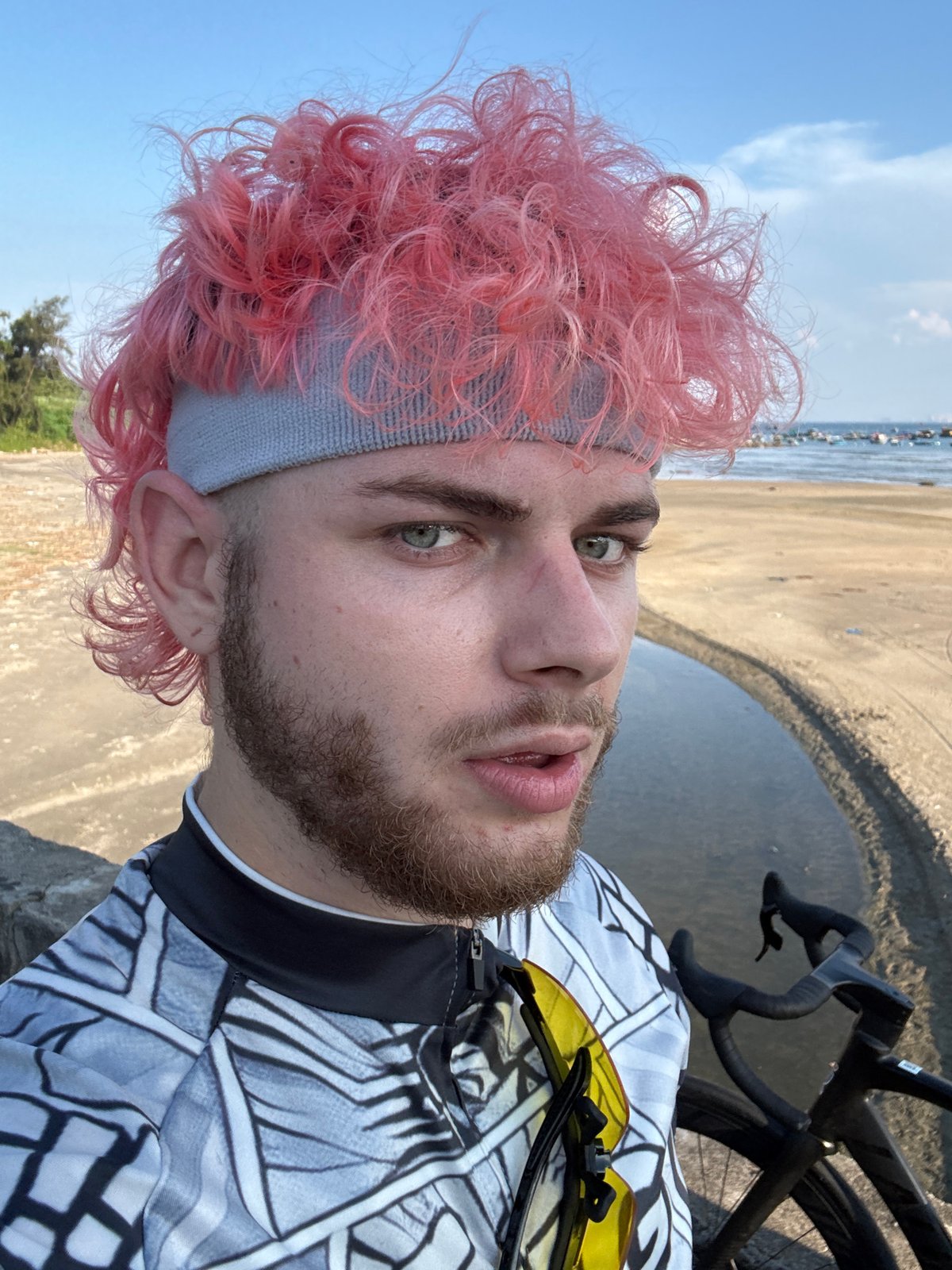 Pink-haired cyclist tours Đà Nẵng beaches and streets