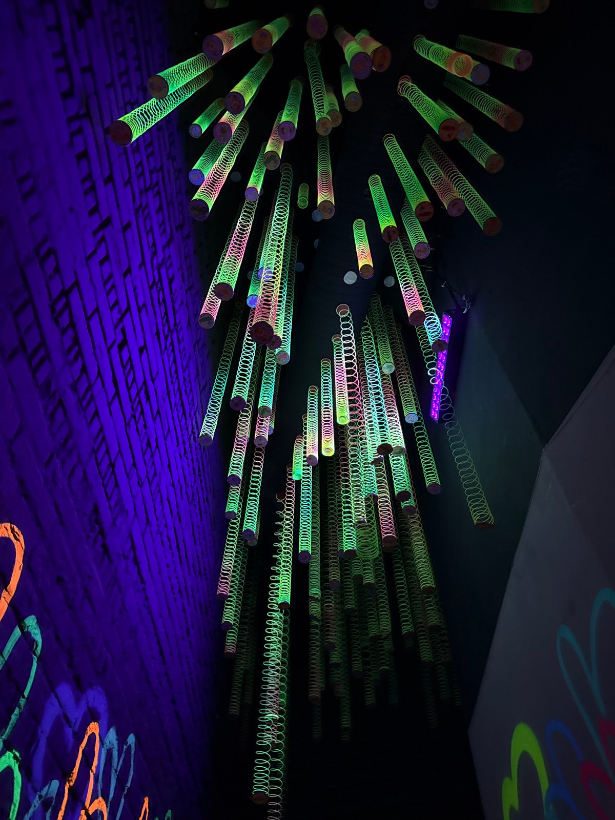 Moscow karaoke club hosts evening entertainment with UV art