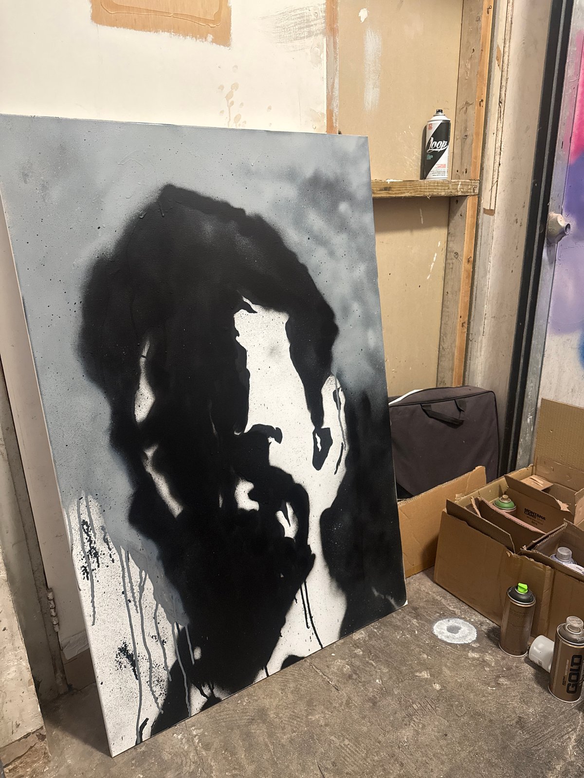 Artist creates abstract spray-painted portrait in London studio