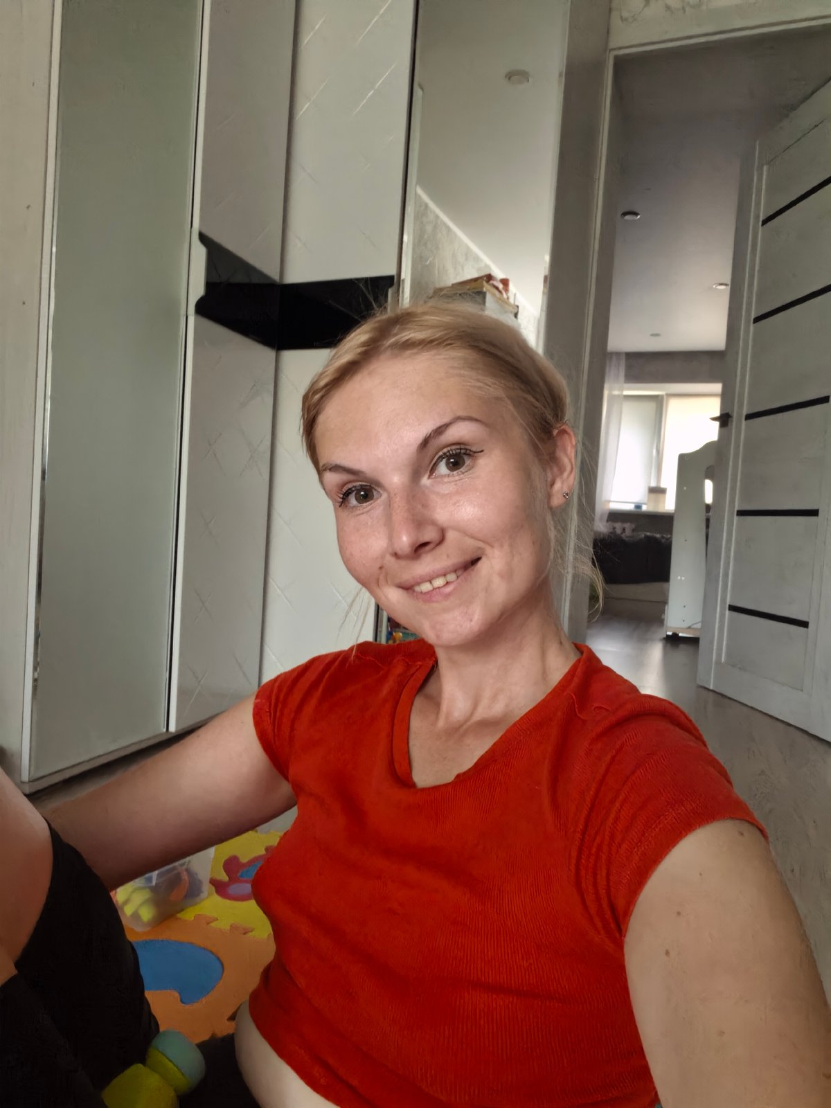 Quiet afternoon at home with toys and garden flowers in Sterlitamak