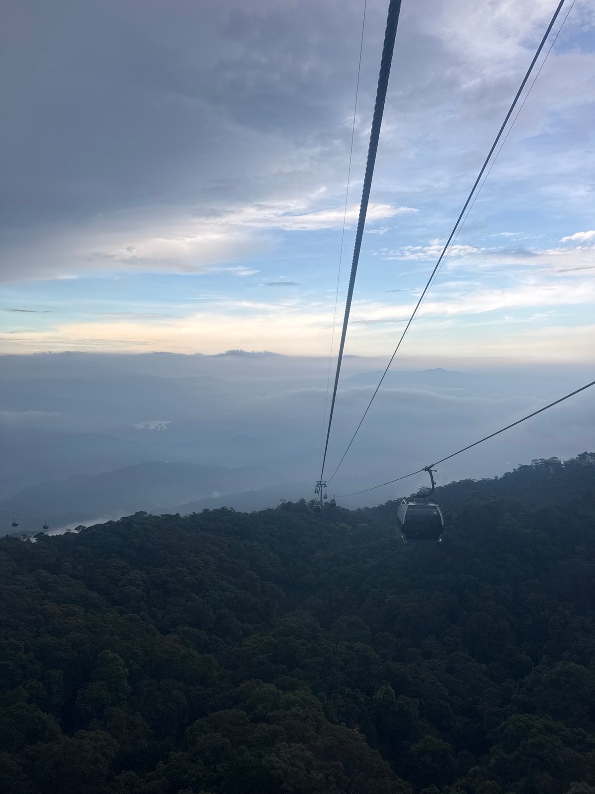 Cable cars, funicular operations documented in Đà Nẵng mountains