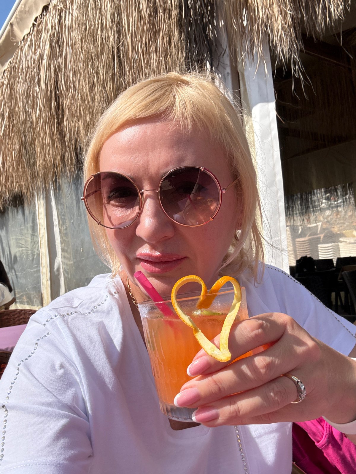 Beachfront cafe hosts live music, patrons enjoy drinks and dining
