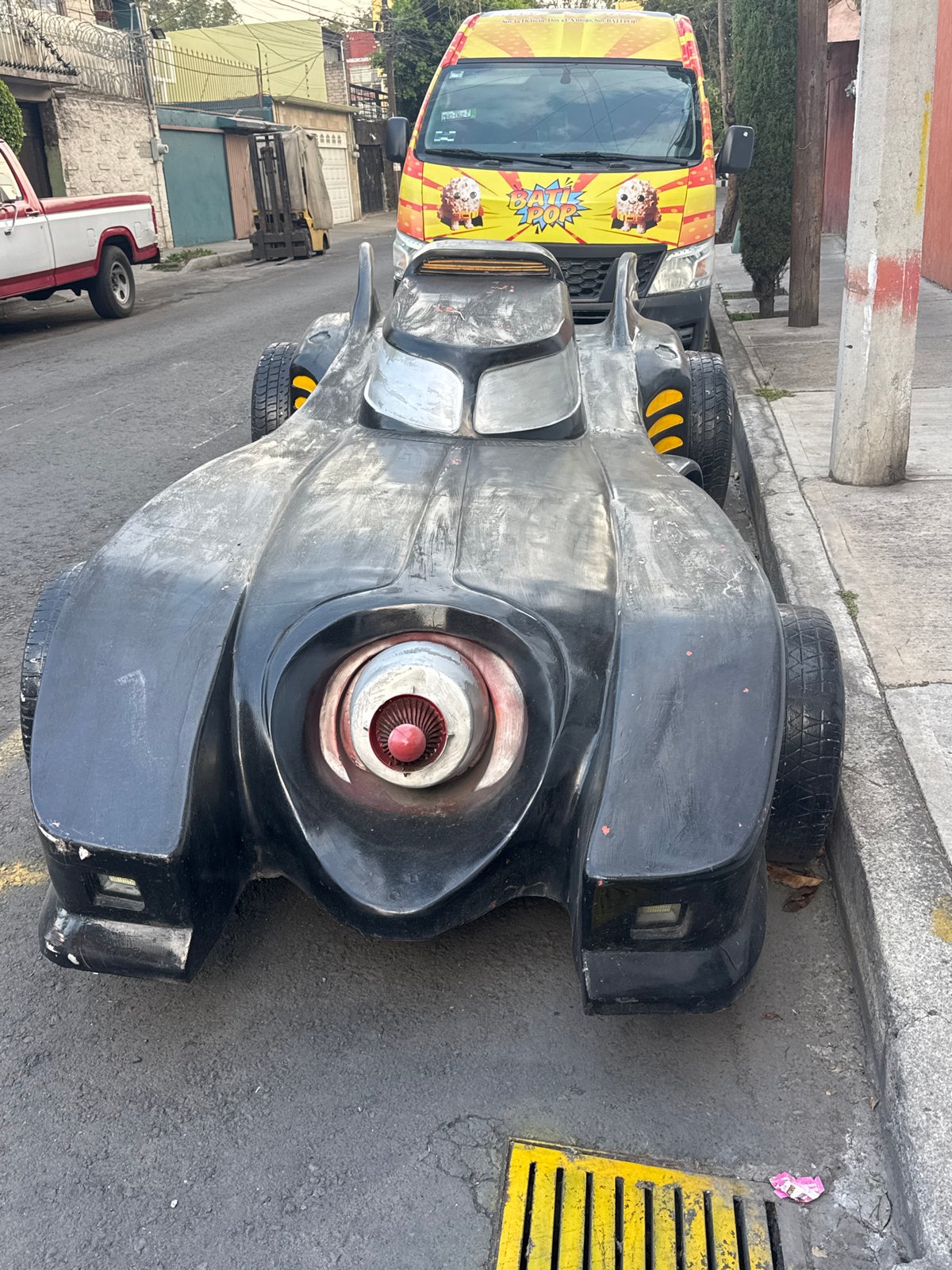 Mexico City evening captures Batman car, aircraft, street art