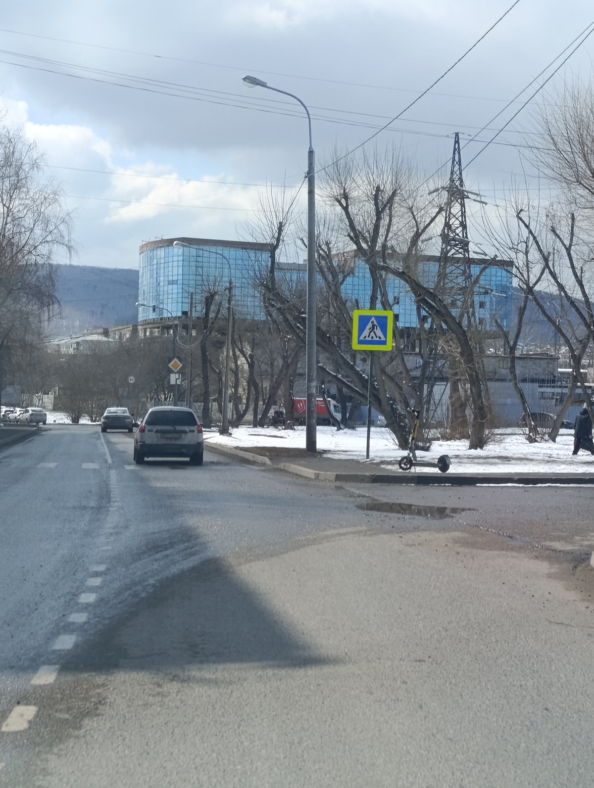 Morning street scenes documented across central Krasnoyarsk