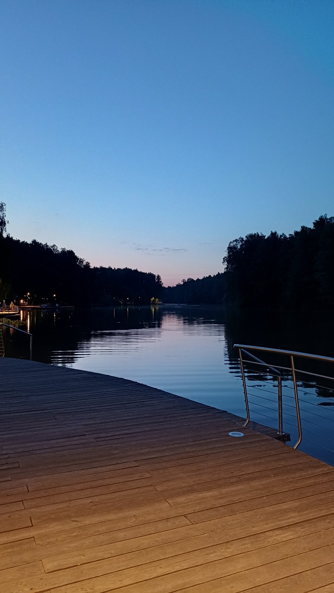 Evening stroll documented through Balashikha waterfront and park areas