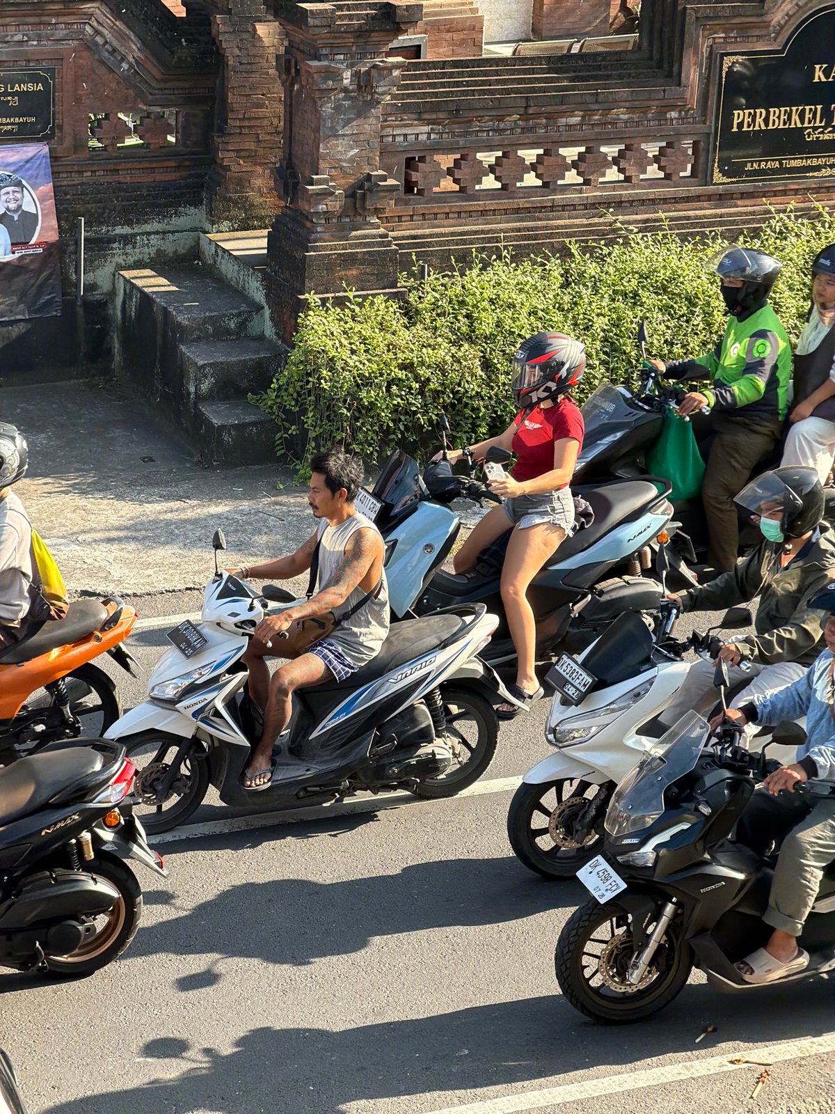 Balinese cremation procession winds through Mengwi streets