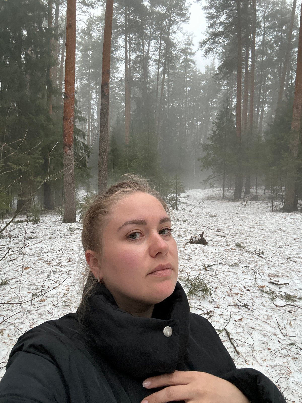 Woman's SUV stuck in snow near foggy Russian forest