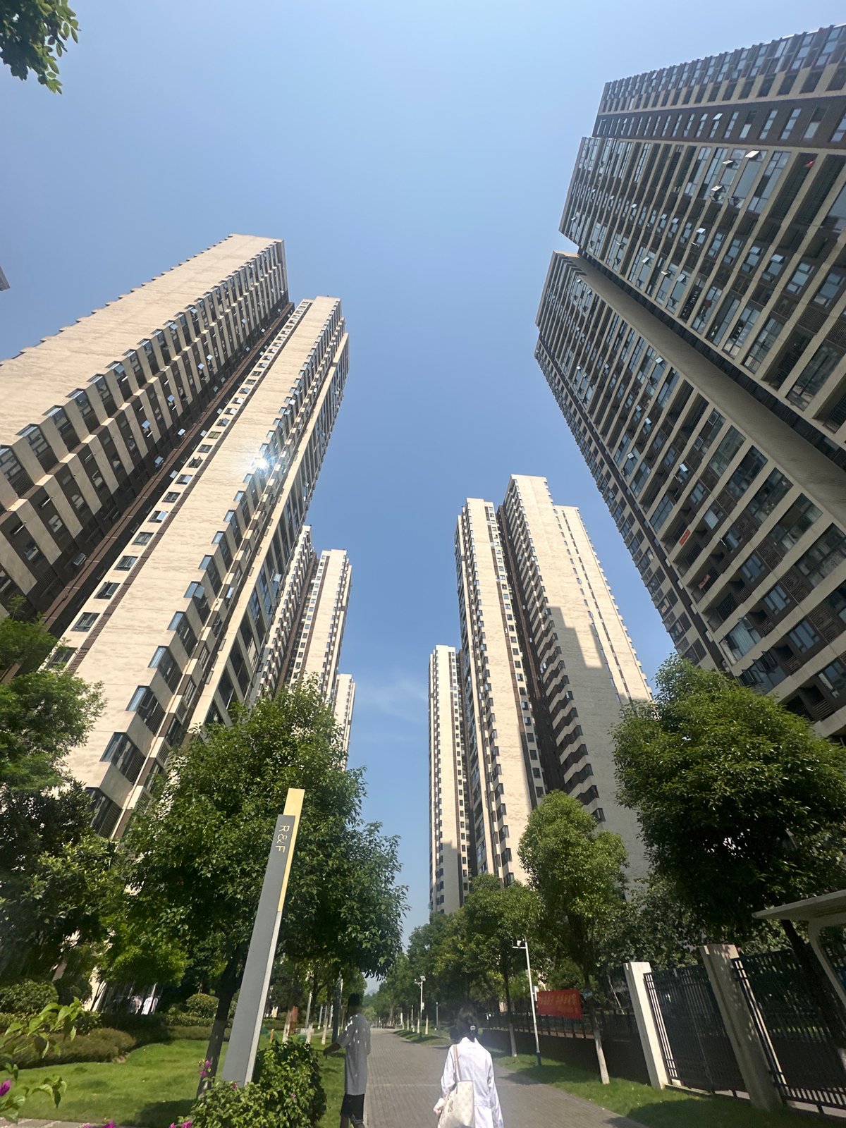 Morning scenes documented in Chongqing High-tech Zone urban district