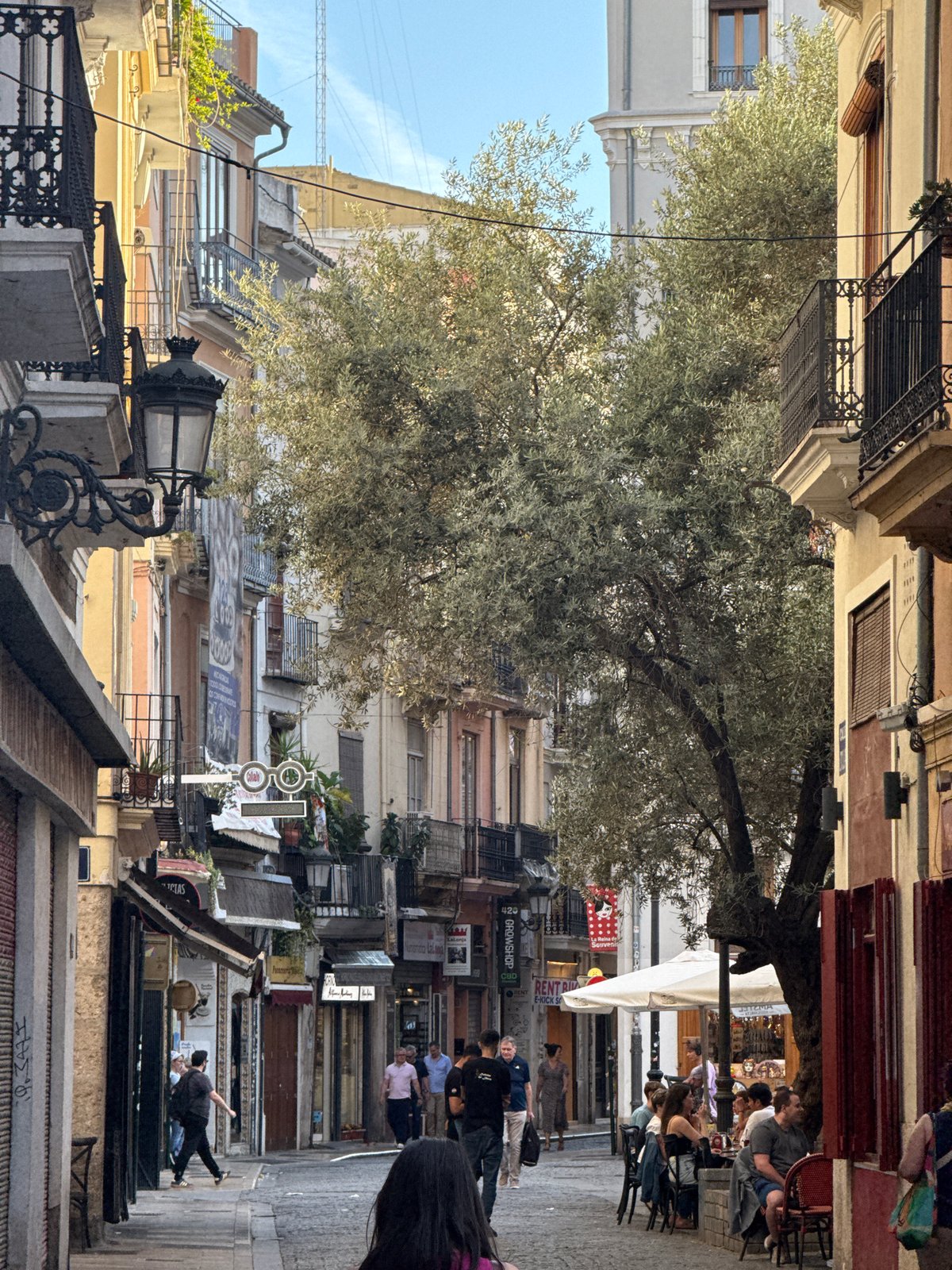 Afternoon street life documented in Valencia's historic district
