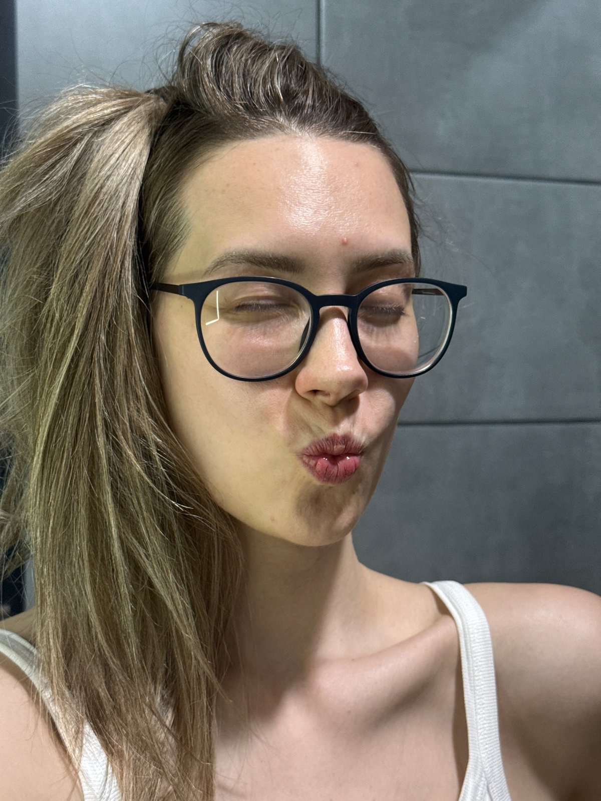 Woman takes bathroom selfies in Chaikovsky, Russia