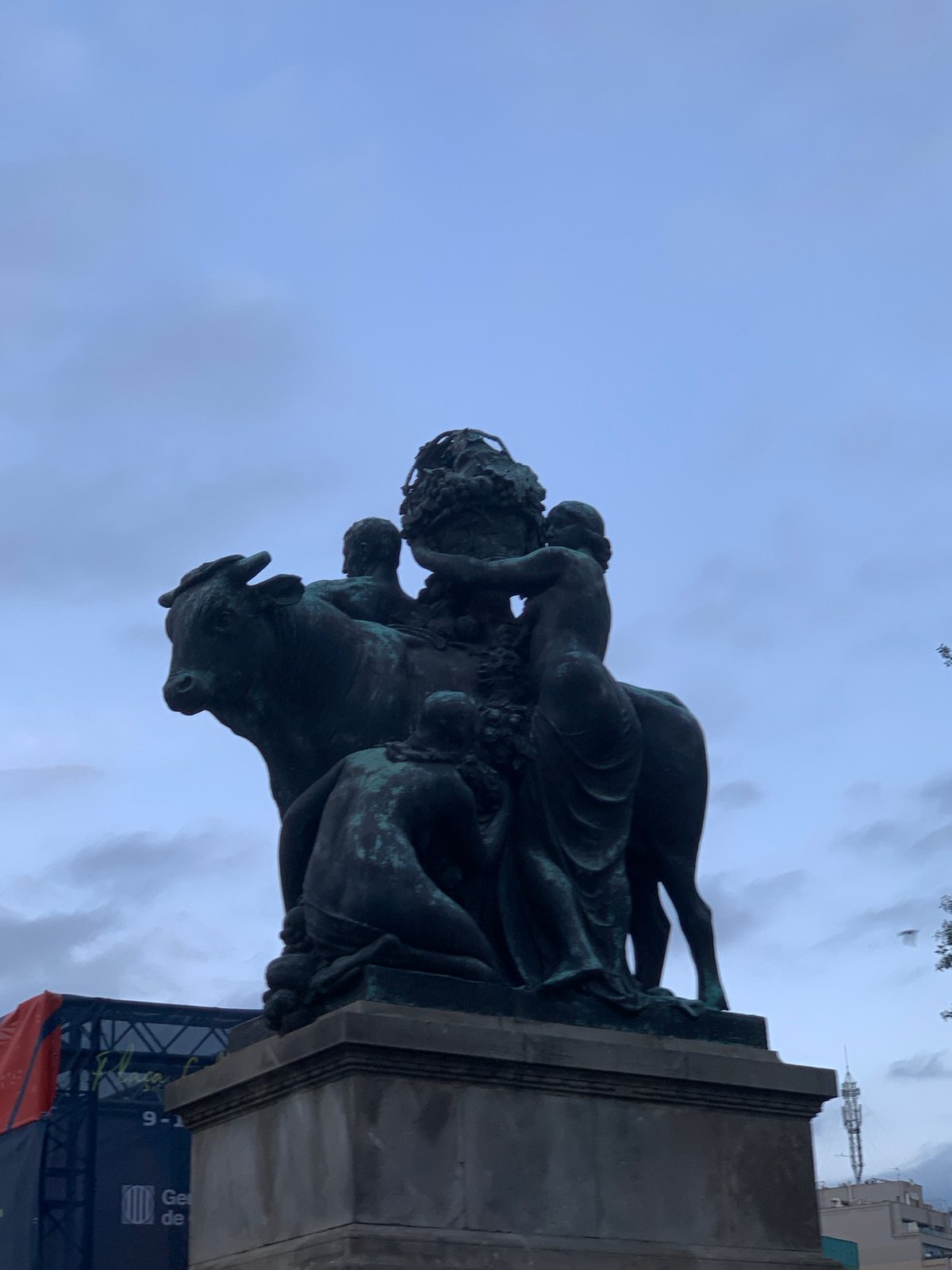 Barcelona Street Life: Pianos, Sculptures, and Evening Strolls Documented