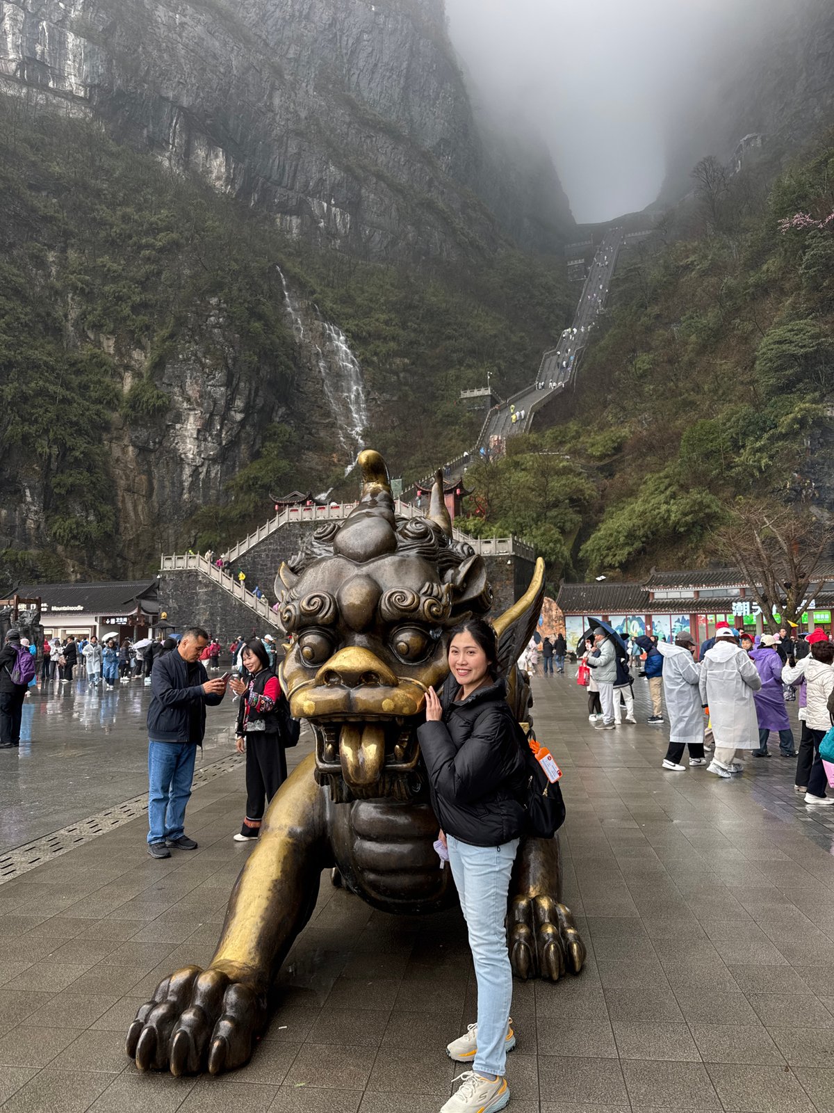 Tourists brave rain, fog at Tianmen Mountain attraction