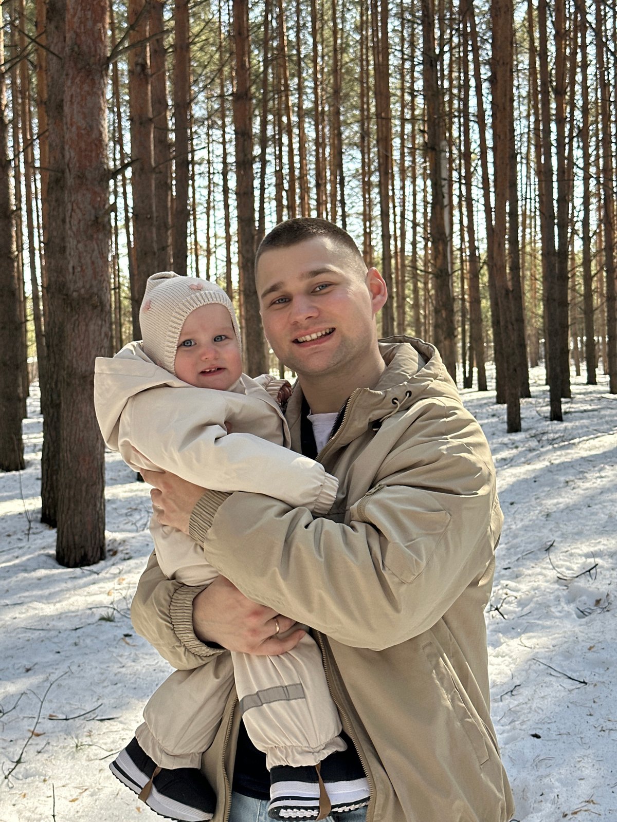 Family enjoys winter forest outing in Chaikovsky, Russia