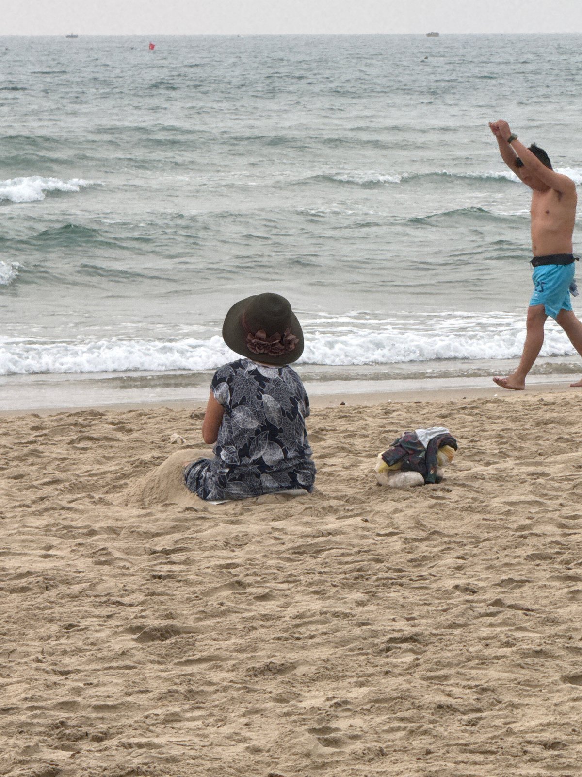 Evening beach activity captured in Đà Nẵng, Vietnam