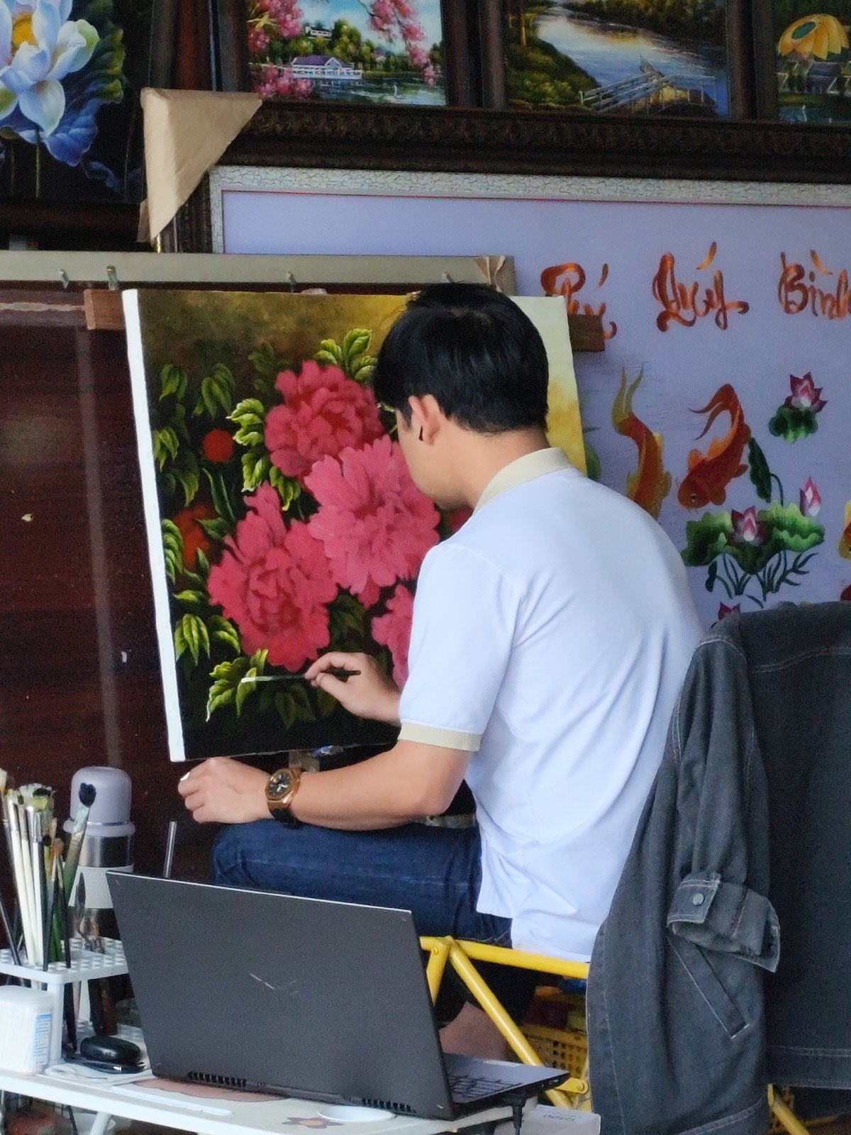 Đà Lạt street life and a floral painter at work