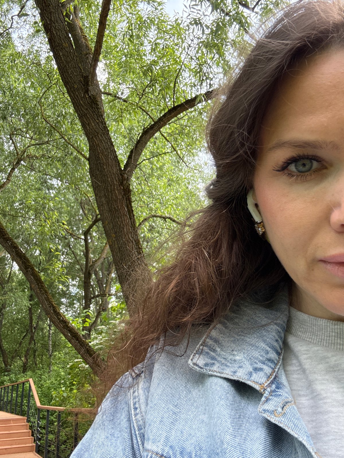 Woman documents peaceful park visit in Moscow with selfies and nature