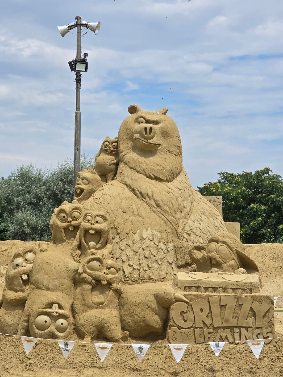 Outdoor sand sculpture exhibition features Grizzy & the Lemmings characters