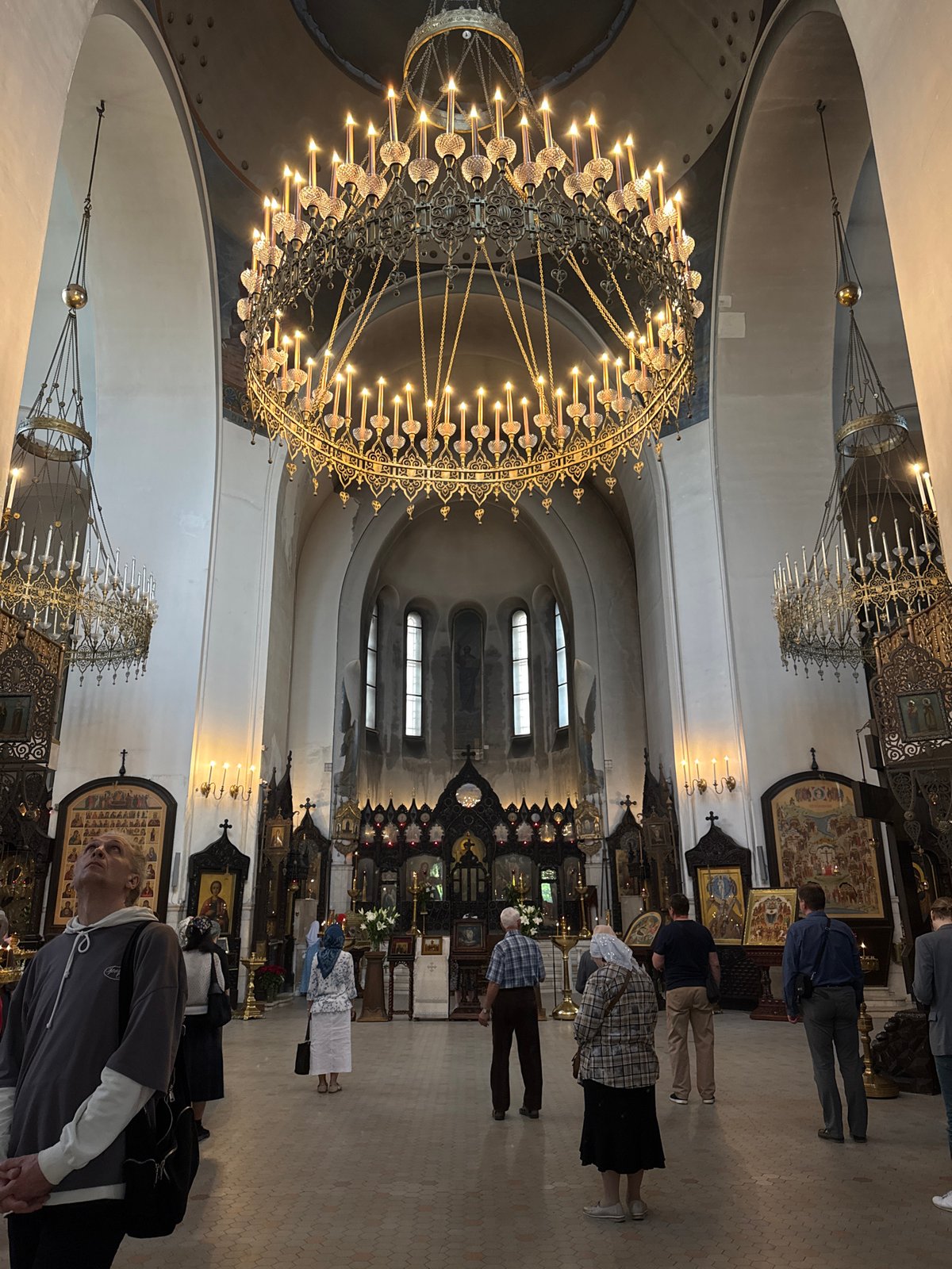 Moscow witness captures churches, makeup session, metro station afternoon tour